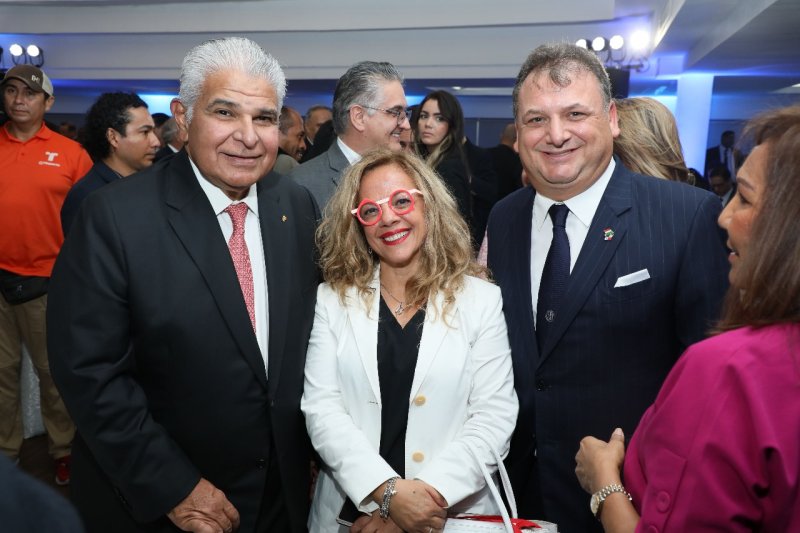 Our contributor Monica Tomainu with the President of the Republic of Panama, José Raùl Mulino, and the President of the Chamber of Commerce, Vittorio de Sanctis.